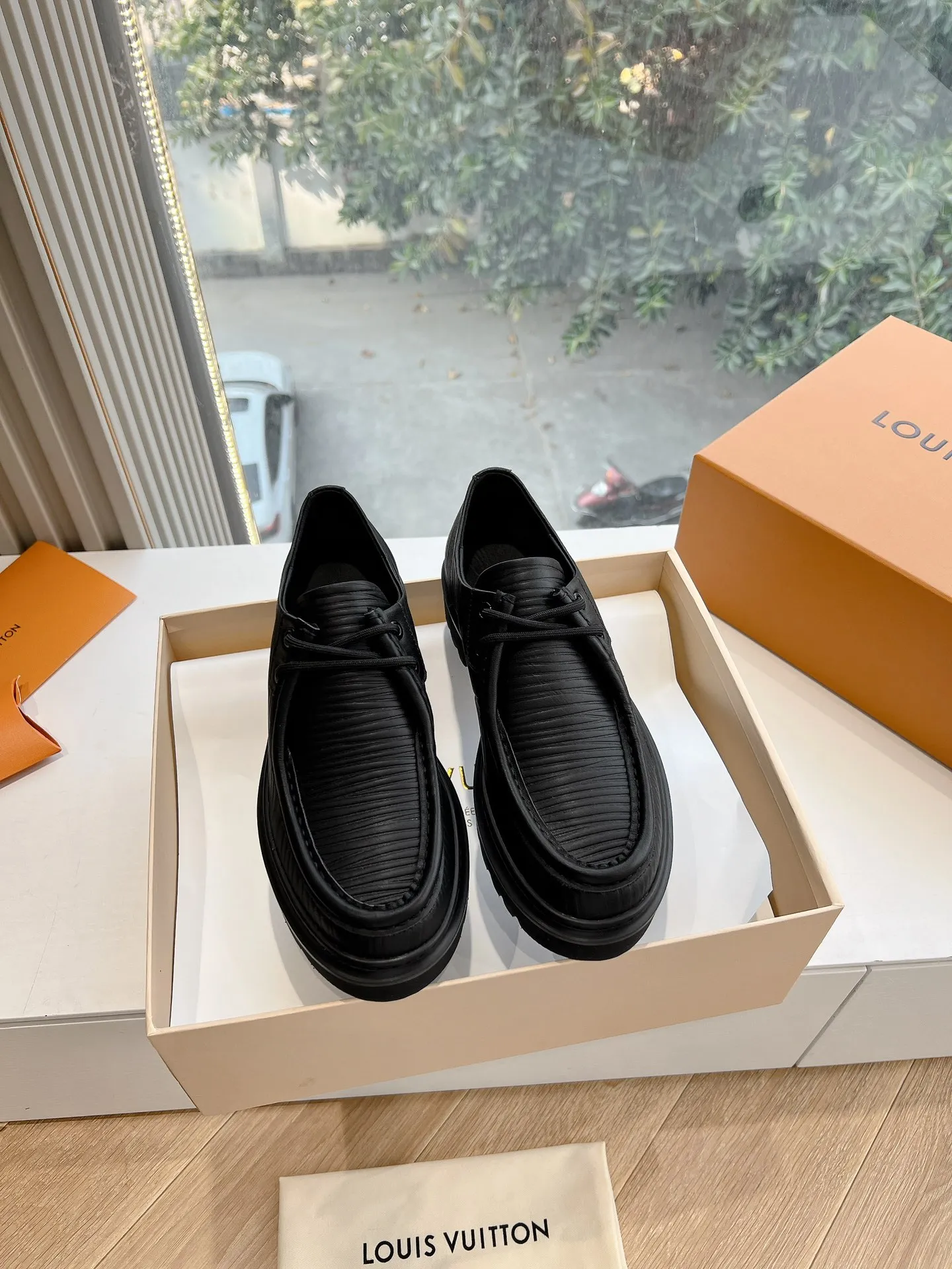 👟👟Ex-factory price 720👟👟 What you see is what you get G199 top version Louis Vuitto Louis Vuitton LV donkey brand L Carrefour shoes Archlight classic Skate sports and leisure thick-soled shoes Your LV outfit is shared today Louis Vuitton Presbyopic thick-soled loafers Original purchase and development Production Original purchase and development Production This LV Archlight sneaker is from Cut from cow leather in a playful shape. Double laces embellished with Louis Vuitton logo beading. The wide tongue and wavy outsole establish recognition, both are decorated with the LV Circle logo ▪️Fabric: Original imported original material ▪️Inner lining: Original customized lining ▪️Sole: Original molded genuine ▪️Size: Women's 35-45 (please note male and female when ordering at 39.40, 45 is not refundable or exchangeable for customization)